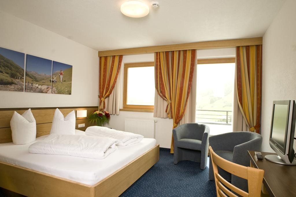 Hotel Lukas Fiss Kültér fotó